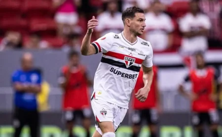 Cédric receberá aumento salarial após clássico com o Palmeiras, diz notícia