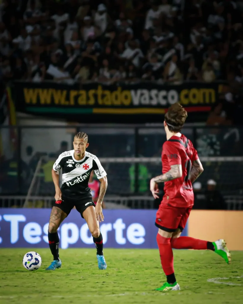 João Victor: zagueiro do Vasco busca evitar expulsões após início conturbado