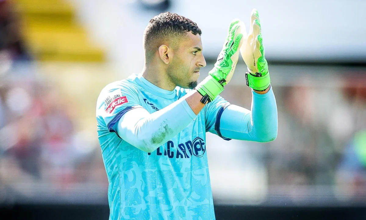 Weverton se destaca na Europa após lesão, defende pênalti e futuro é incerto: "É cedo"