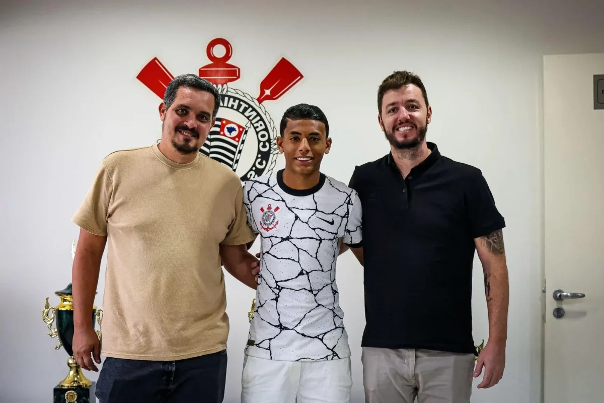 Corinthians firma contrato profissional inicial com jovens da base, com multas de R$ 331 milhões