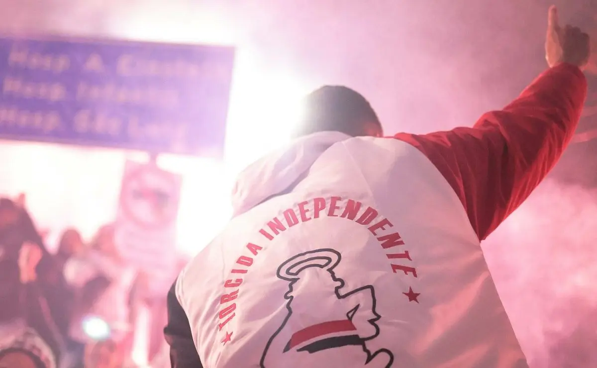 Protesto da torcida do São Paulo intensifica pressão sobre a diretoria em meio à crise