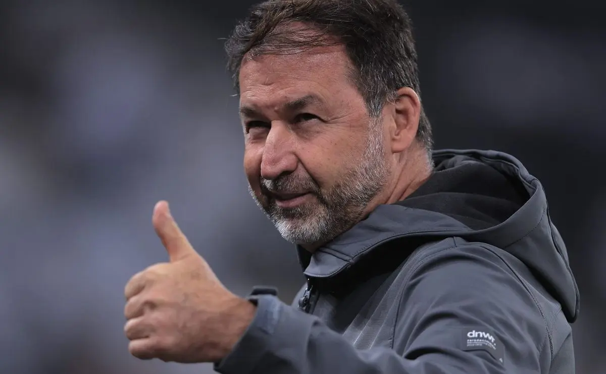 Corinthians: Venda de Pedro Raul aprovada por Augusto Melo, mas anúncio depende de propostas.