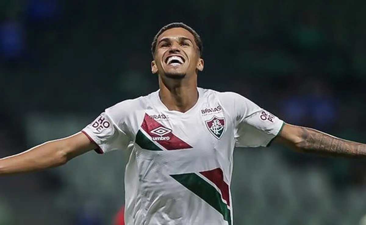 Riquelme conquista a Europa: A joia do Fluminense que encanta