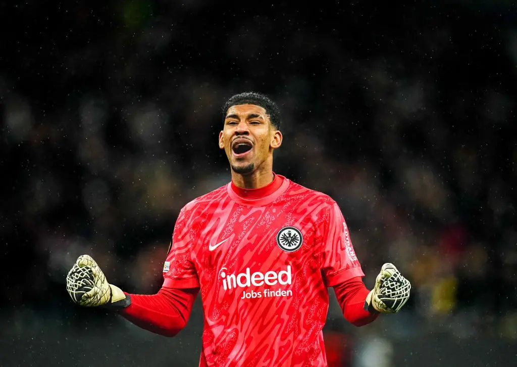 Lenda do Eintracht Frankfurt exalta goleiro do Flamengo: "Está muito bem"
