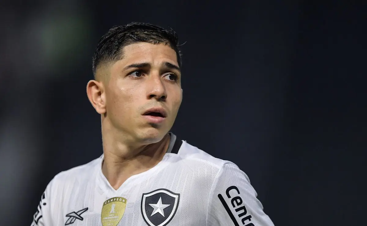 Botafogo: Savarino no meio-campo contra o São Paulo.