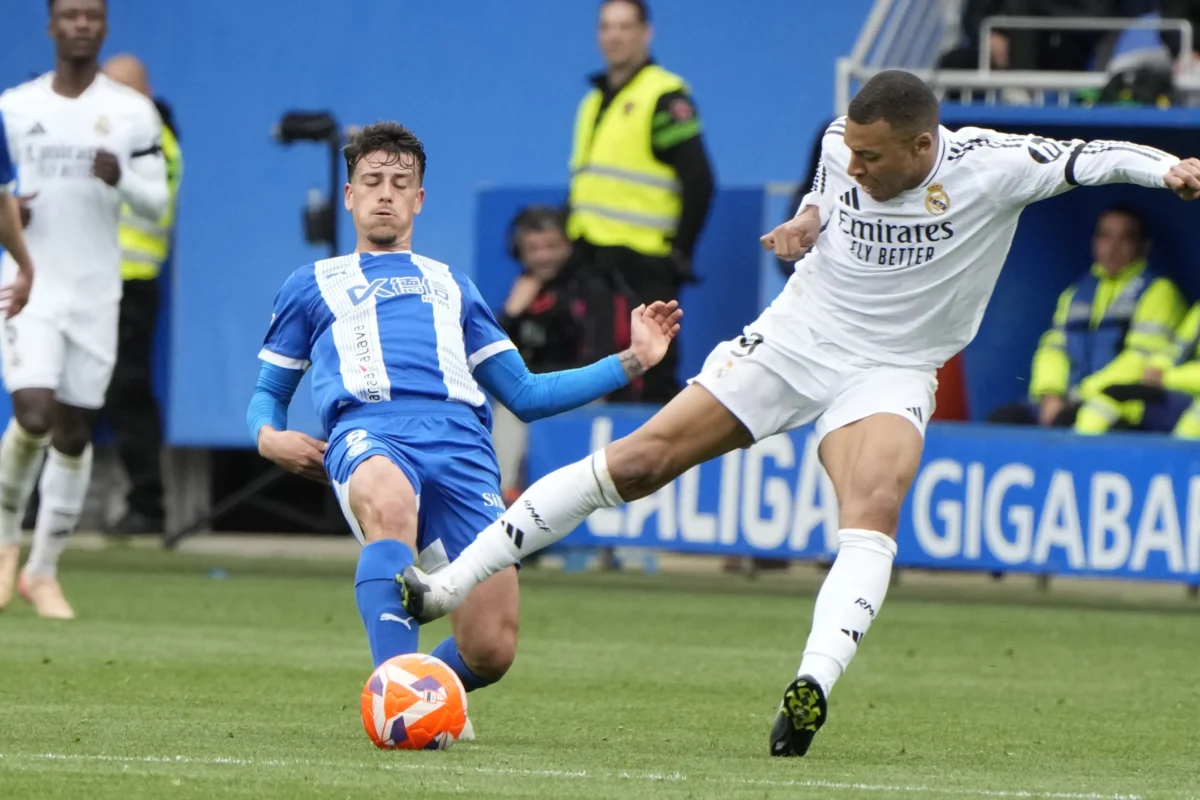 Vice do Barcelona critica punição a Mbappé: "Absurda"; confira imagem da falta