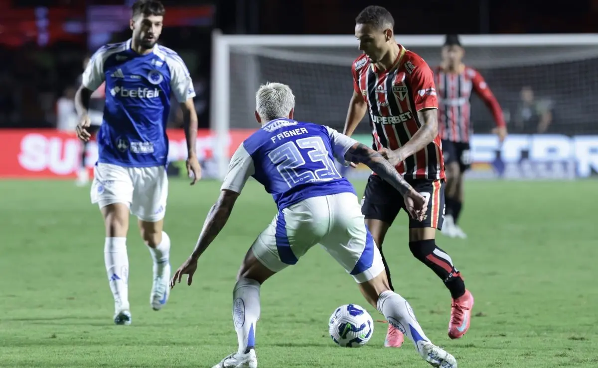 São Paulo: Alves Surge como Possível Surpresa Contra o Botafogo
