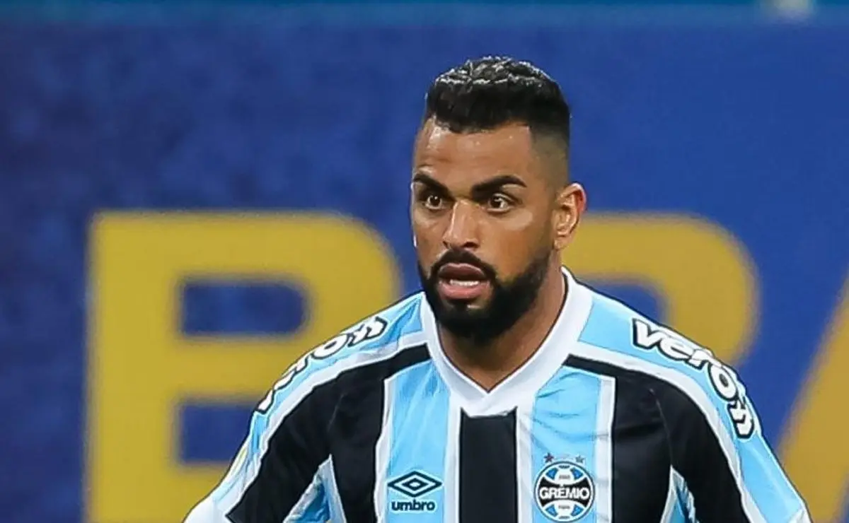 Maicon: A Esperança Gremista Diante da Queda de Felipão