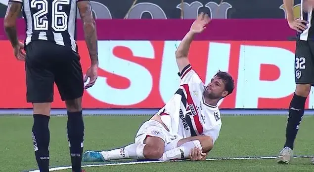 Calleri: Dores no joelho esquerdo o tiram de campo e preocupam o São Paulo