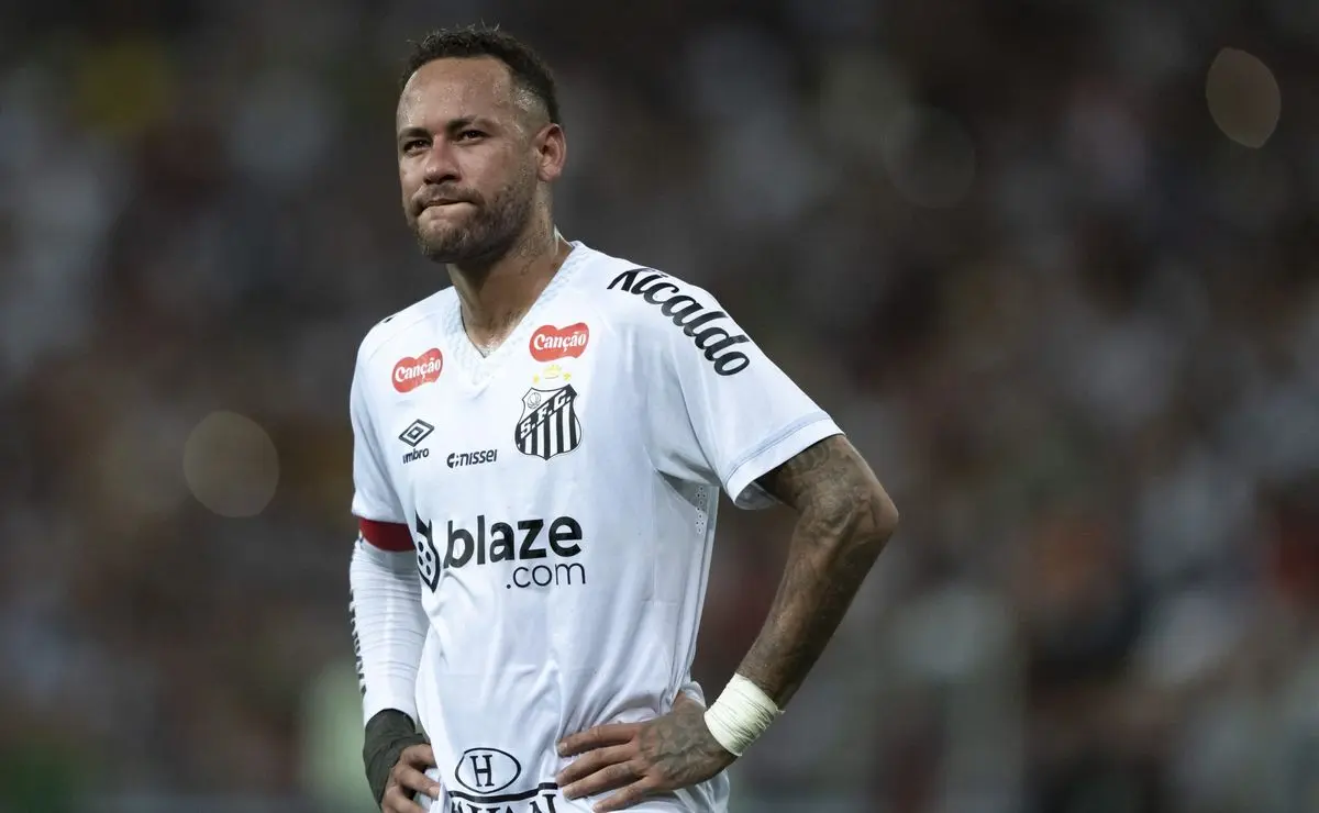 Neymar se lesiona como titular do Santos na Vila Belmiro e deixa o campo em prantos