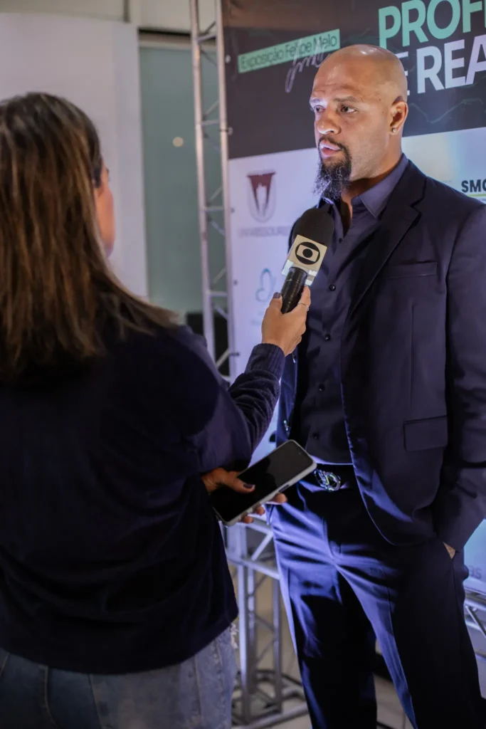 Felipe Melo celebra carreira com exposição e livro; troféus de Palmeiras e Fluminense em foco