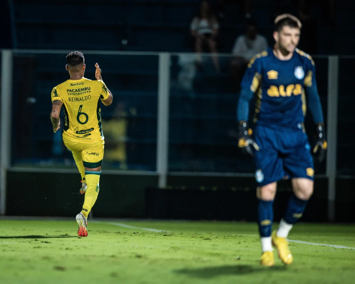 Gols relâmpago e defesa fragilizada: Grêmio lidera estatísticas negativas no Brasileirão desde 2023