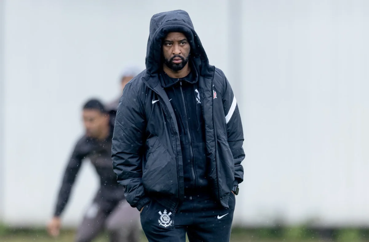 Corinthians se protege nos bastidores e age para ter técnico inédito na Sul-Americana