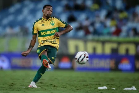 Mateusinho: "Não podia jogar, mas atuei contra o Athletico"