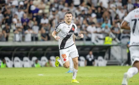 Jardel elogia Vegetti, atacante do Vasco: "Tiro o chapéu"