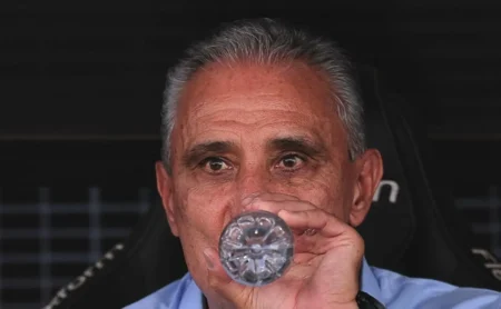 Corinthians busca contato com Tite, mas técnico tem acerto com Al-Hilal