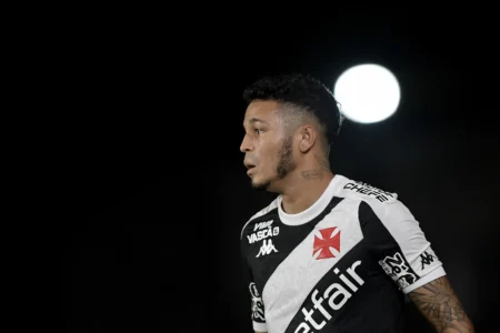 Desfalques do Vasco: Adson e Lemos são ausências no clássico contra o Flamengo