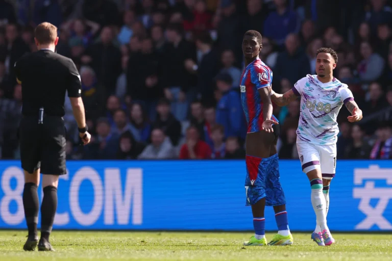 Jogador Excluído Entra em Campo de Cueca Após Desentendimento na Premier League