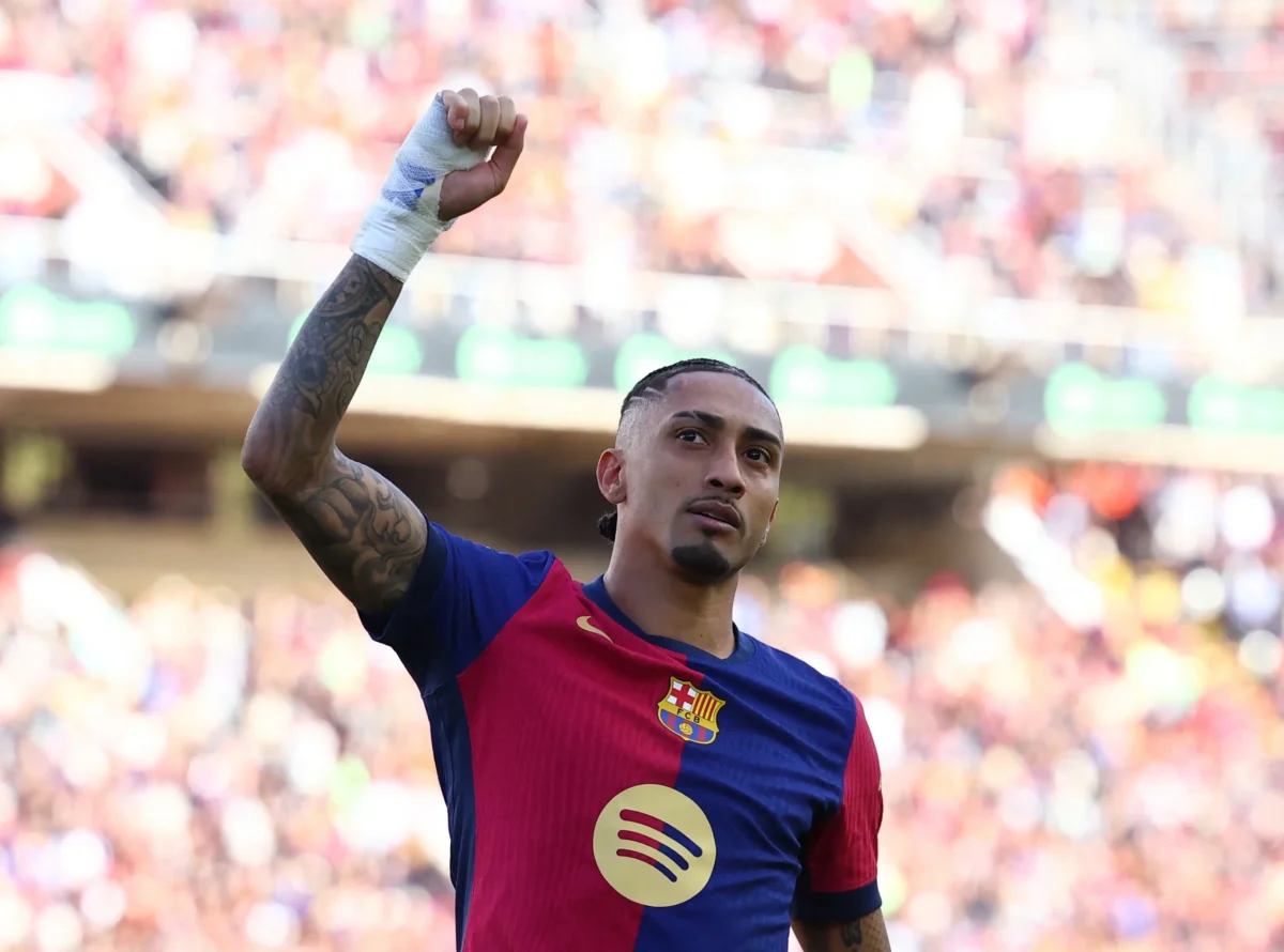 Raphinha atinge marca de 30 gols na temporada e recebe elogios do técnico do Barcelona: "É um líder"