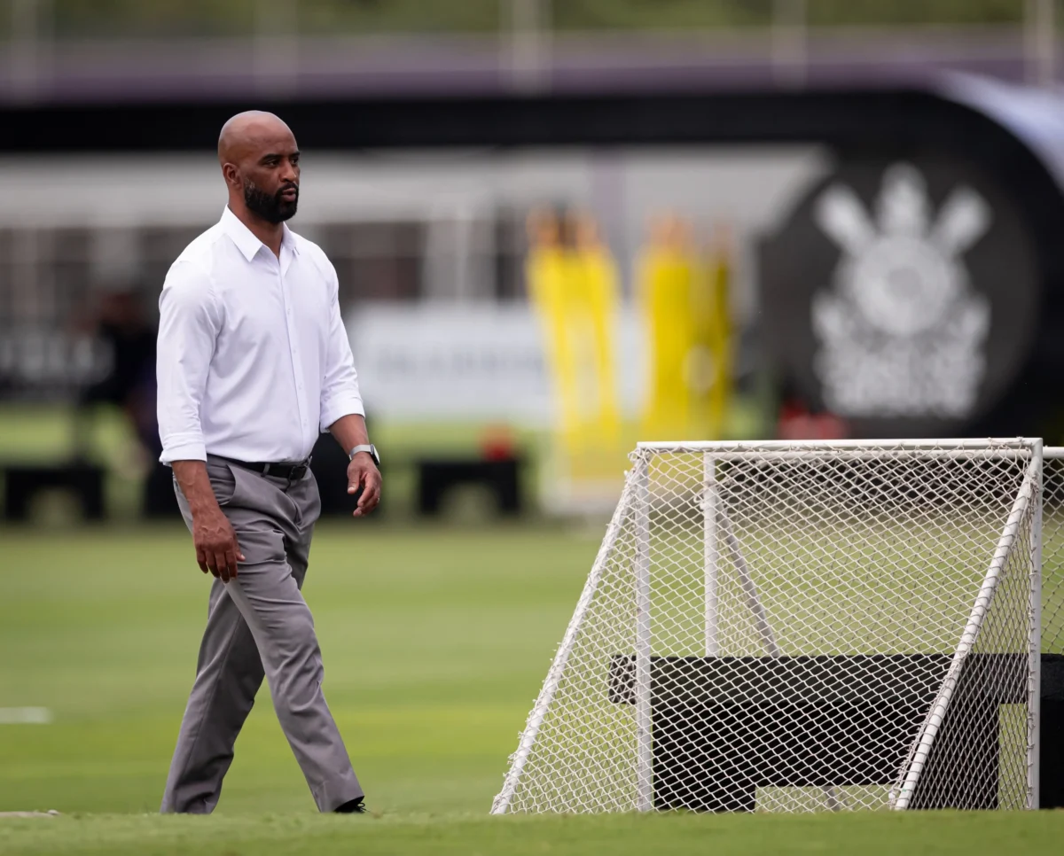 Corinthians Avalia Mercado e Busca Novo Treinador Além de Dorival