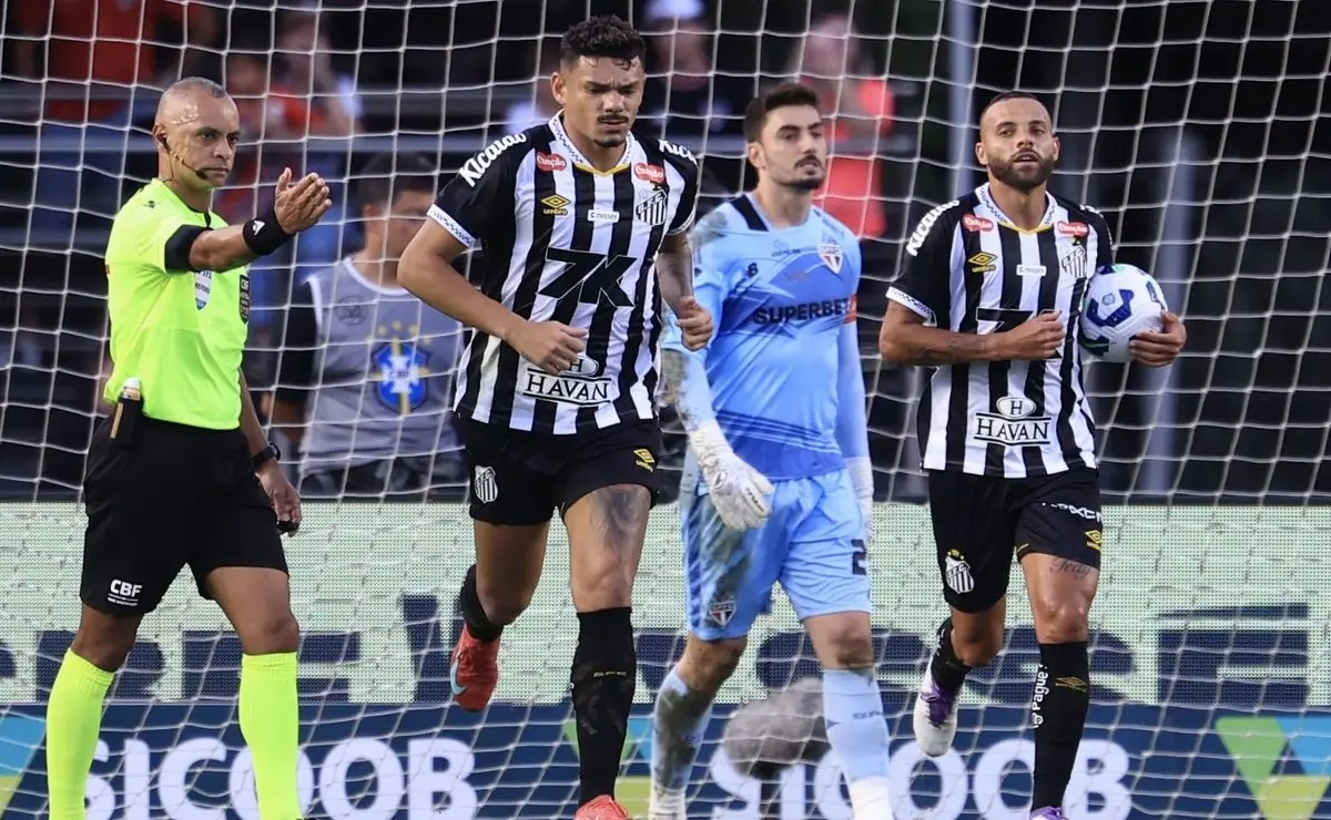 Torcida Santista Manifesta Apoio à Marcação de Pênalti em Clássico Contra o São Paulo