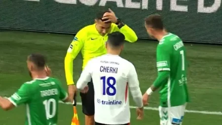 Objeto atinge árbitro assistente e clássico entre Saint-Étienne e Lyon é interrompido