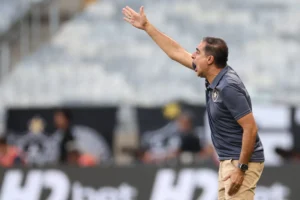 Renato Paiva destaca "personalidade" do Botafogo, mas lamenta falha crucial na derrota: "A defesa precisa melhorar"