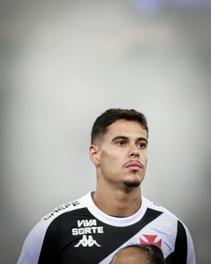 O Fenerbahçe envia representantes ao Maracanã para observar Lucas Freitas em Vasco x Flamengo