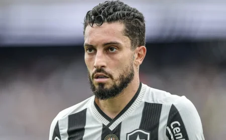 Alex Telles Apela à União no Botafogo Após Revés