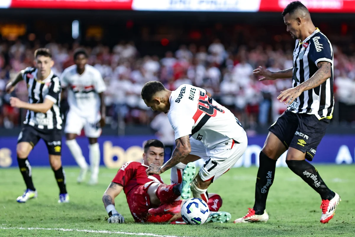 São Paulo x Santos: PC Oliveira analisa pênalti de Gabriel Brazão em Matheus Alves