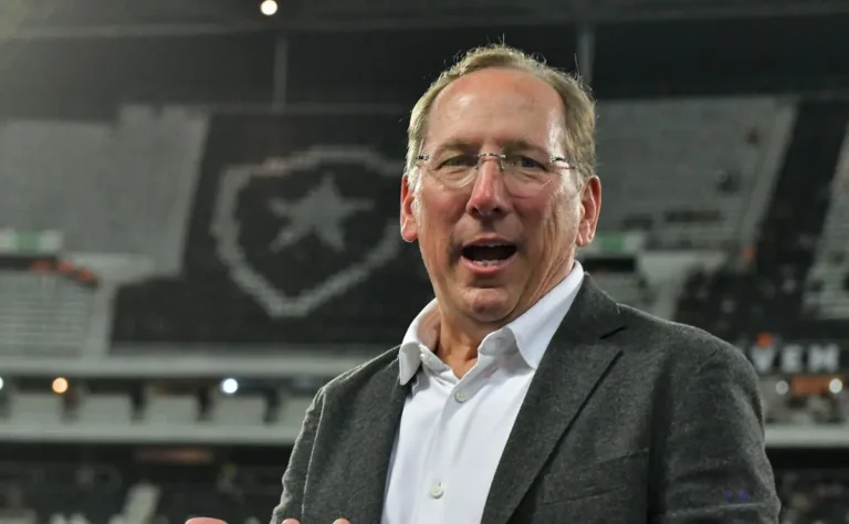 Derrota do Botafogo: Comentarista Ataca John Textor pela Falta de Liderança no Clube