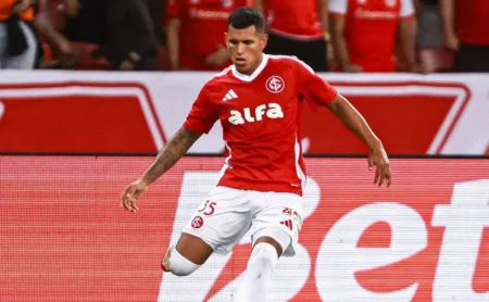 Braian Aguirre Opina sobre Lance Controverso no GreNal: "Não Foi Pênalti"