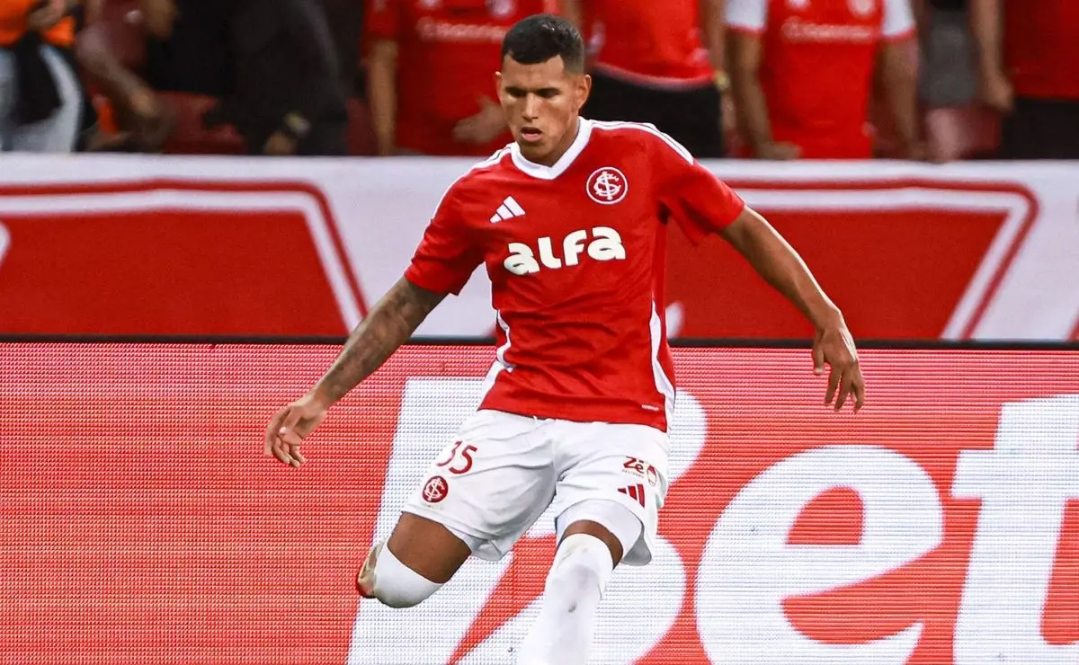 Braian Aguirre Opina sobre Lance Controverso no GreNal: "Não Foi Pênalti"
