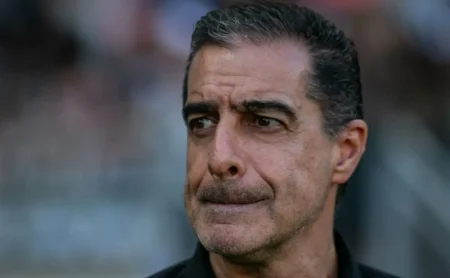 Renato Paiva justifica não escalação de atletas pelo alto custo de contratação.