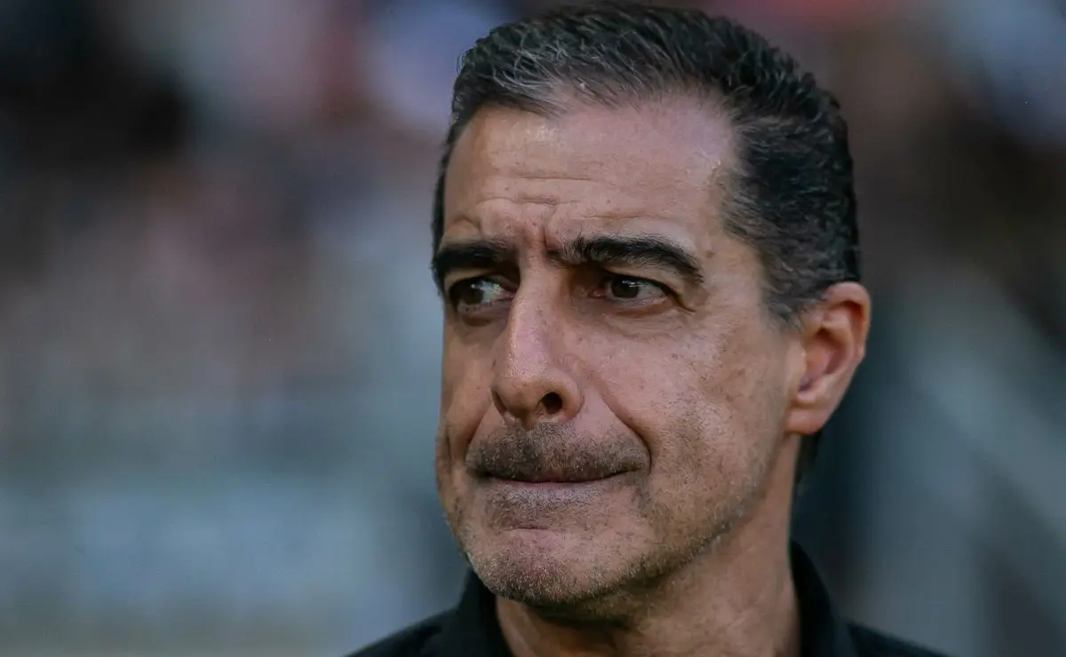 Renato Paiva justifica não escalação de atletas pelo alto custo de contratação.