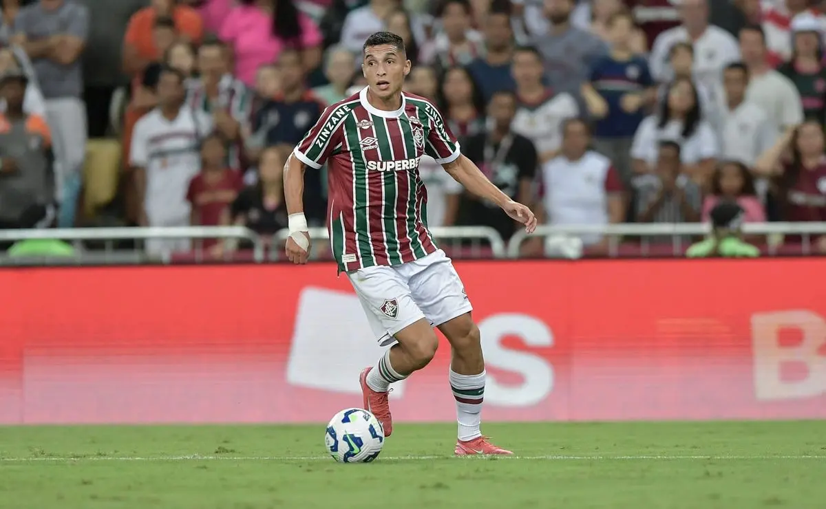 Entrada dura em Serna inflama ânimos da torcida no empate do Fluminense com o Vitória