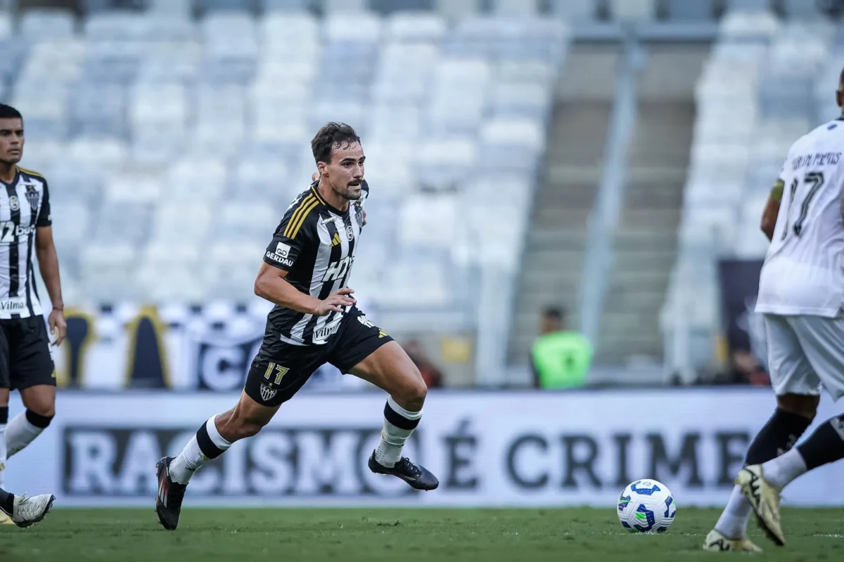 Fratura no dedo afasta meia do Atlético-MG em jogo contra o Caracas-VEN