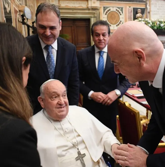 Presidente da FIFA expressa pesar ao Papa Francisco: "Profundamente entristecido"