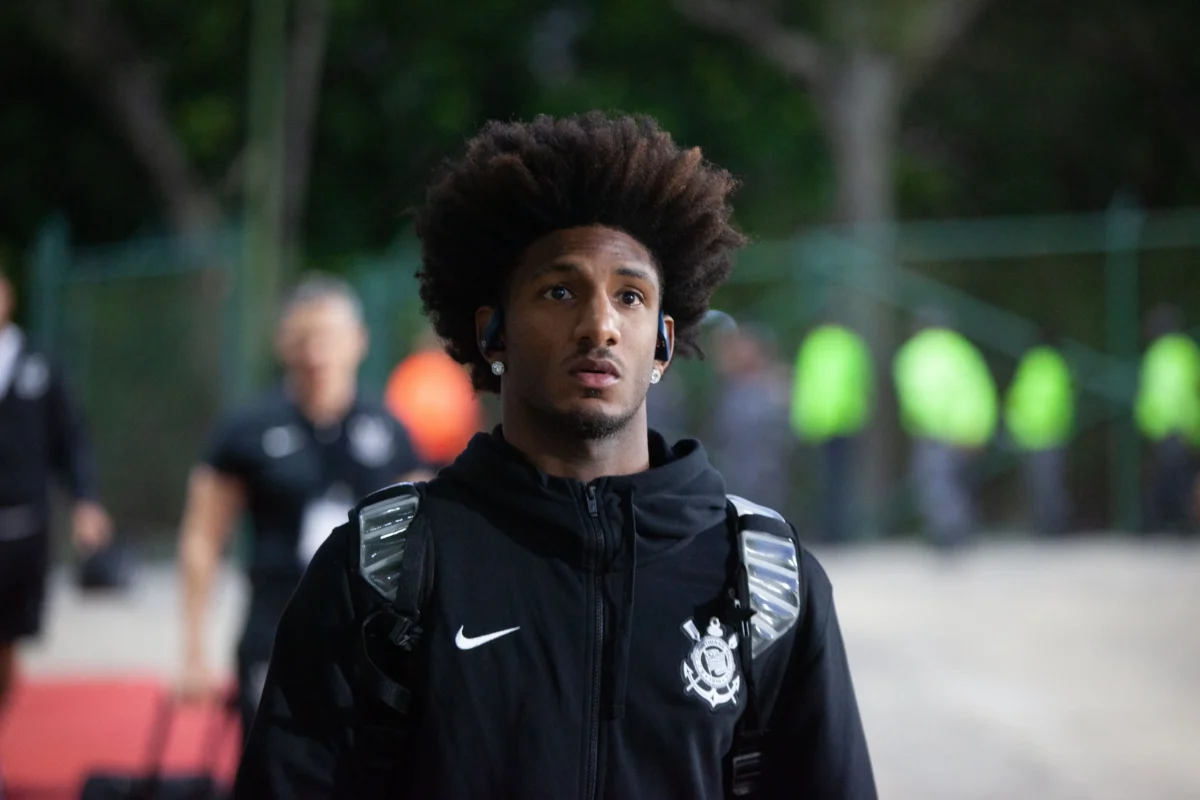 Talles Magno, do Corinthians, demonstra progresso, mas permanece hospitalizado devido à pneumonia