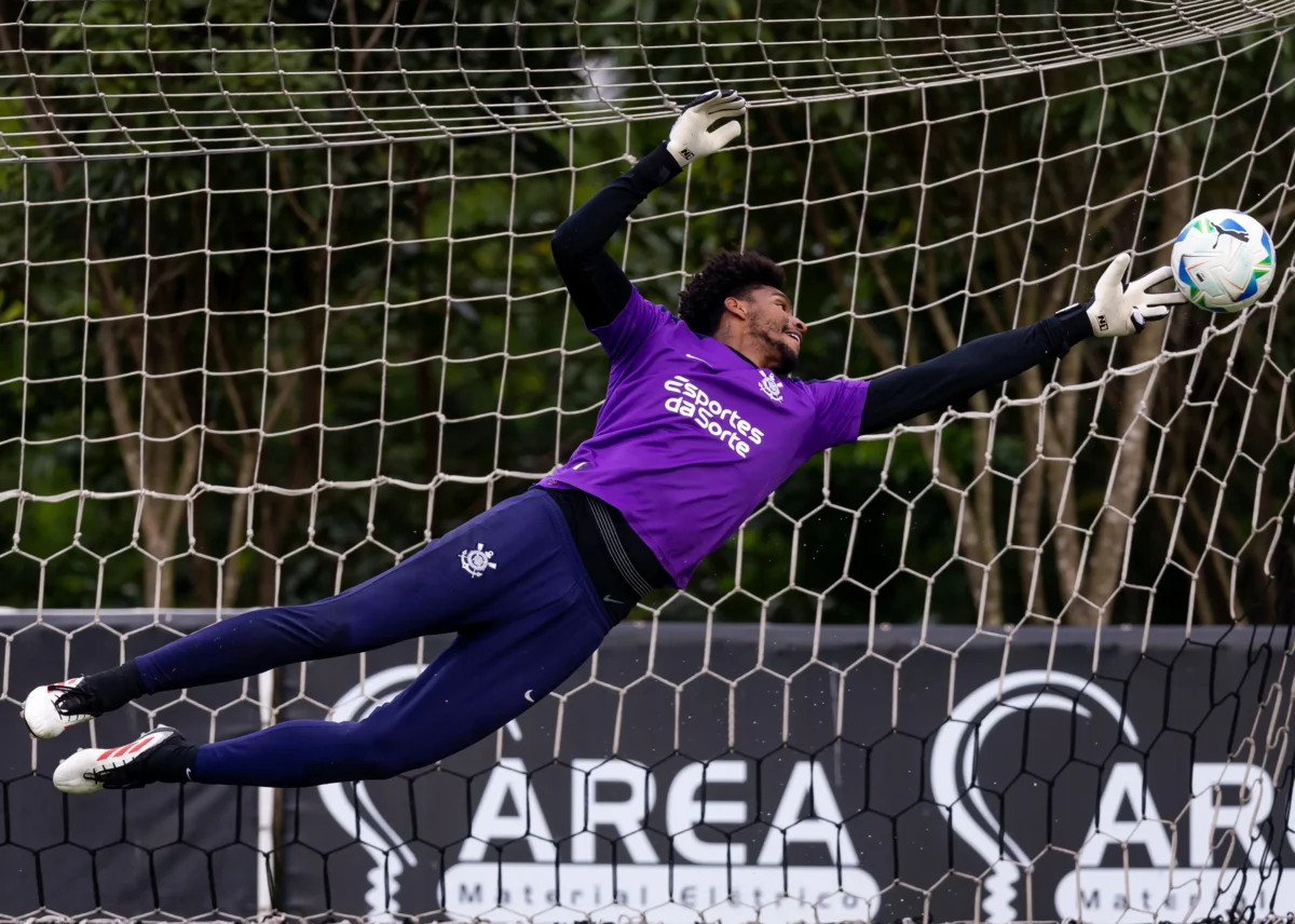 Retorno de Hugo Souza e Igor Coronado ao treino com bola no Corinthians