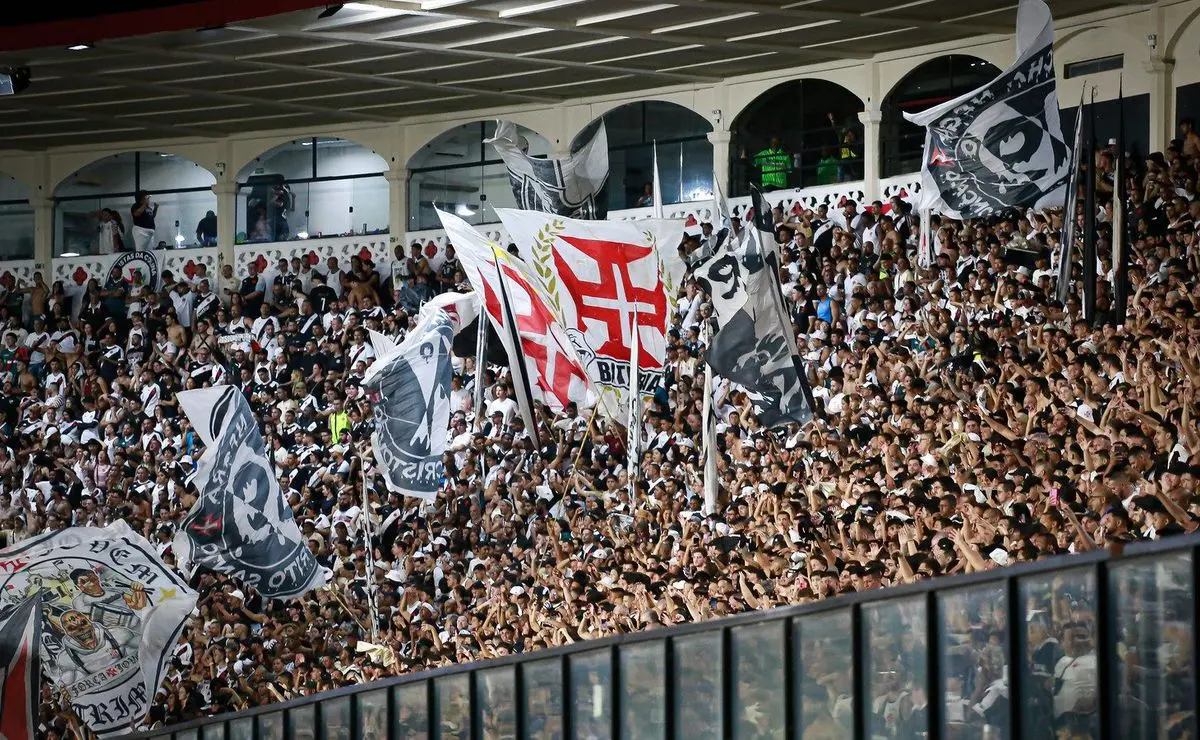 São Januário lotado: Vasco busca vitória contra o Lanús-ARG