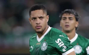 Neto critica Vitor Roque e defende Flaco López no ataque palmeirense.