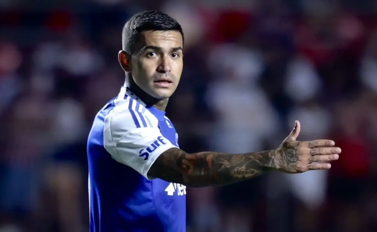 Dudu, ex-Palmeiras, é flagrado urinando em placa após partida do Cruzeiro; veja o vídeo