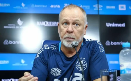 Mano Menezes Desvia de Questão Sobre Quinteros e Alerta no Grêmio: "Eu Aprendi"