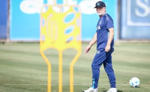 Mano Menezes fala sobre a primeira conversa com o elenco do Grêmio e os ânimos nos bastidores do Tricolor.