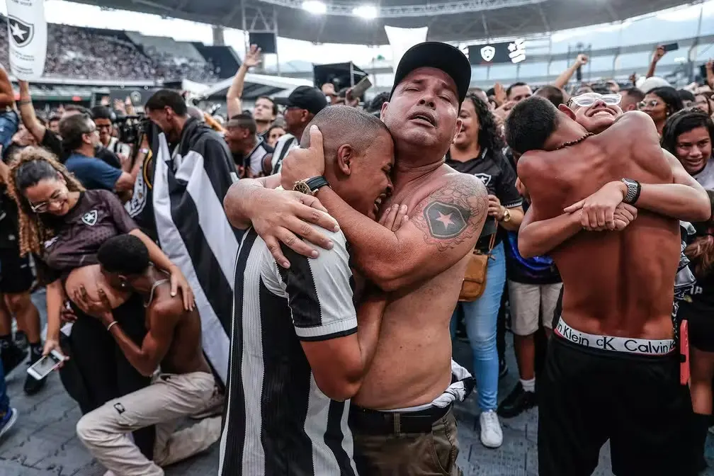 Botafoguenses da foto premiada narram catarse na Libertadores.