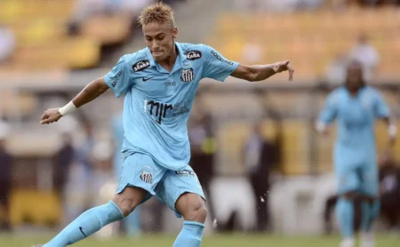Santos e Umbro: Reedição de uniforme azul de Neymar, mas sem ser o terceiro