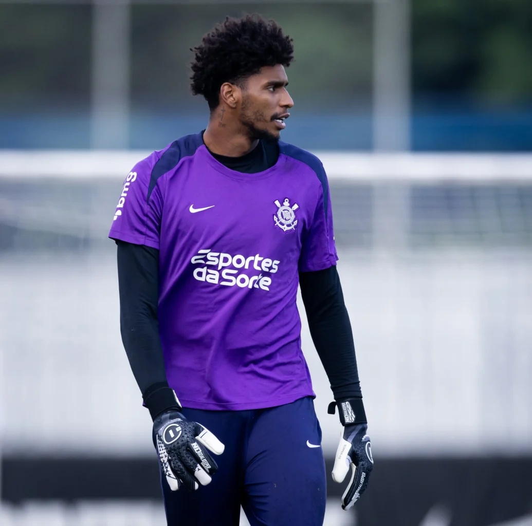 Hugo Souza comemora retorno ao Corinthians após recuperação: "Agonia acabou"