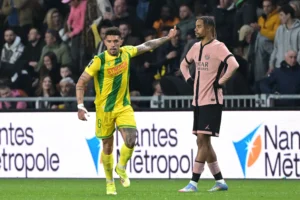 Douglas decide com golaço e garante empate do Nantes contra o PSG