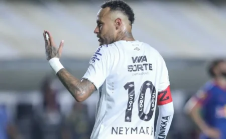 Camisa do Santos de Neymar é achada em barraca na Espanha